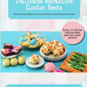 Op de afbeelding: Een boekomslag met een blauwe achtergrond en de titel "Dollhouse Miniature Easter Foods". De omslag toont een verscheidenheid aan miniatuur-paaslekkernijen, waaronder warme kruisbroodjes, konijnenkoekjes en een krans van gevlochten brood met blauwe en witte versieringen. De tekst "Eenvoudige instructies en full-color foto's" is ook zichtbaar op de omslag.