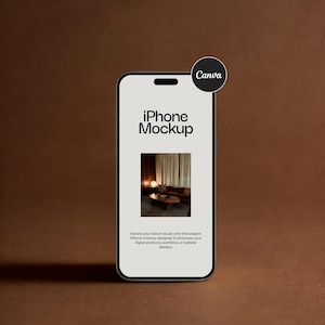 Puede incluir: Una maqueta de smartphone con el texto "iPhone Mockup" en la pantalla. La pantalla muestra una escena interior con un sofá y una mesa de centro. El logotipo de Canva está en la esquina superior derecha. El fondo es de color marrón liso.