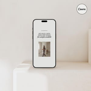 Op de afbeelding: Een smartphone mockup met een witte achtergrond en de tekst "WE HAVE A NEW SKINCARE RANGE free samples available" op het scherm. Het scherm toont ook een wazig beeld van een persoon die in een witte kamer loopt.