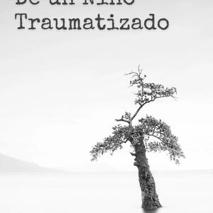 Puede incluir: Imagen en blanco y negro con el texto "El Diario De un Niño Traumatizado" sobre un árbol en el agua. El árbol tiene un tronco nudoso y hojas escasas, sobre un fondo brumoso y sereno.