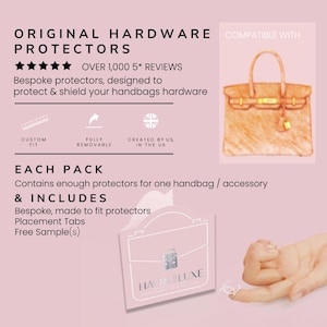 Puede incluir: Un juego de protectores transparentes para el hardware de los bolsos, hechos a medida. Los protectores son totalmente extraíbles y están diseñados para proteger y proteger el hardware de los bolsos. La imagen muestra un primer plano de los protectores y un bolso. El texto de la imagen dice "Original Hardware Protectors", "Over 1,000 5* Reviews", "Custom Fit", "Fully Removable", "Created by Us in the UK", "Compatible With", "Each Pack", "Contains enough protectors for one handbag / accessory", "& Includes", "Bespoke, made to fit protectors", "Placement Tabs", "Free Sample(s)", and "HA REPLUXE".