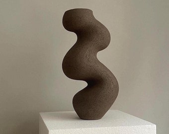 Jarrón de cerámica marrón / Diseño abstracto hecho a mano / Decoración de interiores