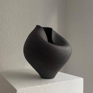 手作りの白いテクスチャーのある陶器の花瓶：モダンアート作品、ホーム