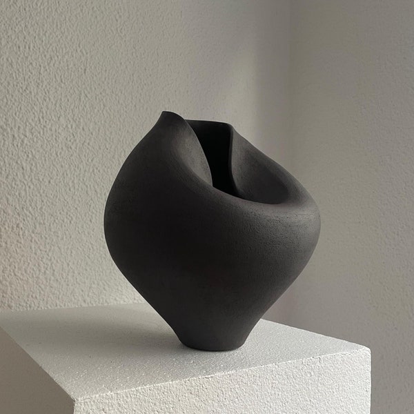 Zwarte organische keramische vaas | Rau & Flow-serie | Sculpturaal kunstobject