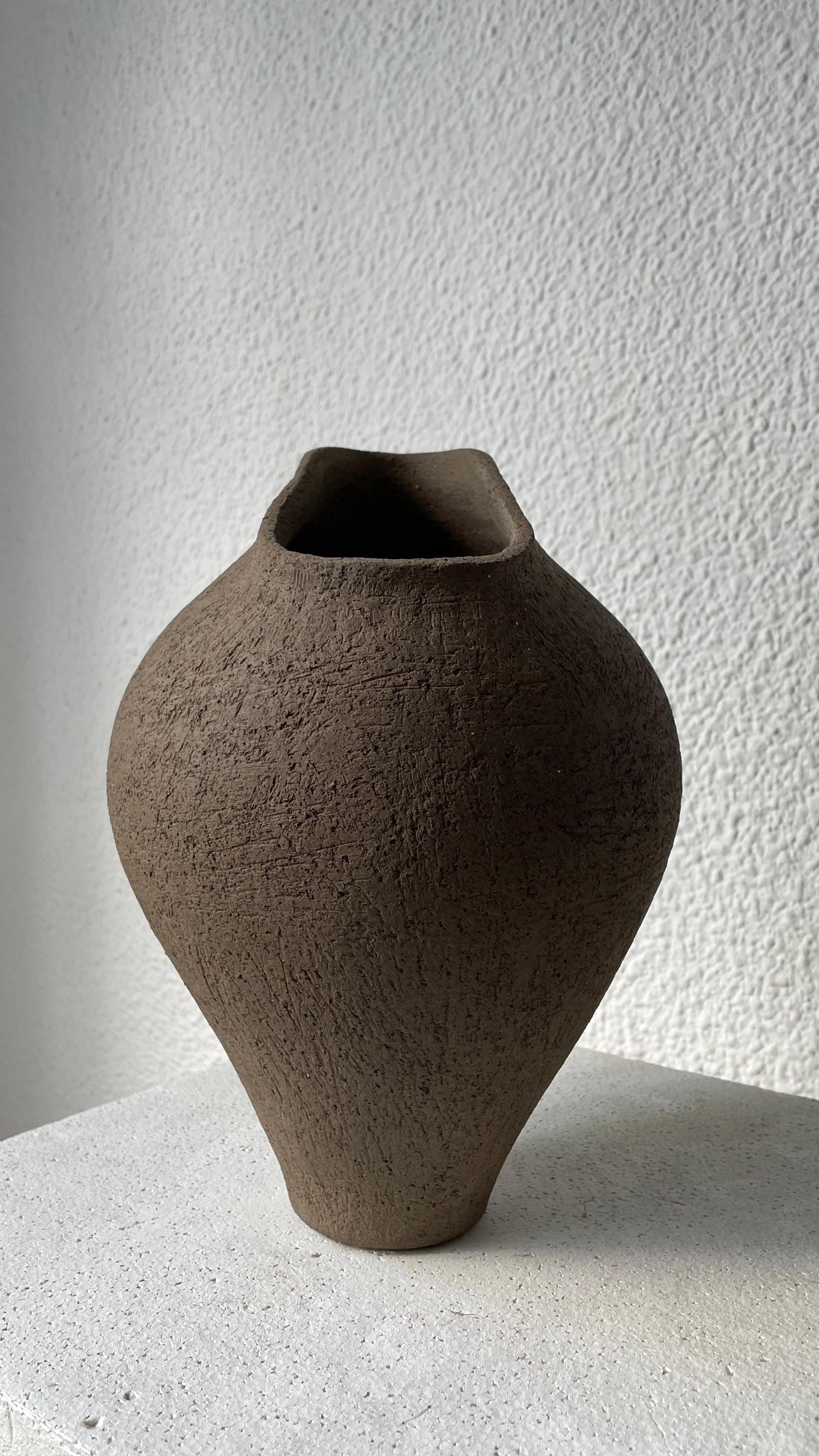 ダークブラウンの陶器の花瓶：抽象的な北欧風装飾、手作りの器 - Etsy 日本