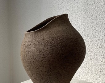 ダークブラウンの陶器の花瓶：抽象的な北欧風装飾、手作りの器 - Etsy 日本