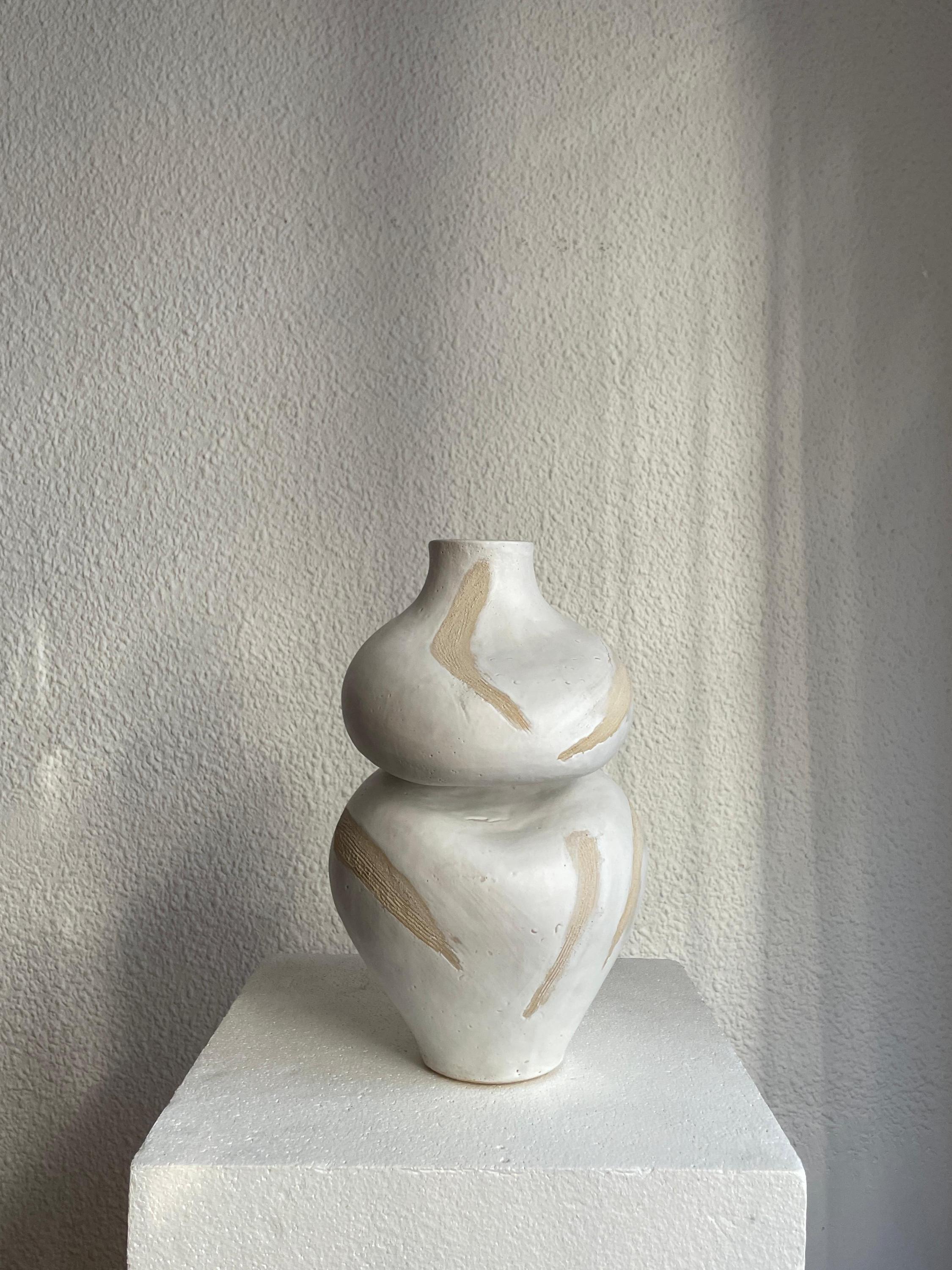 白いテクスチャーのストーンウェア陶器の花瓶：抽象的な北欧風
