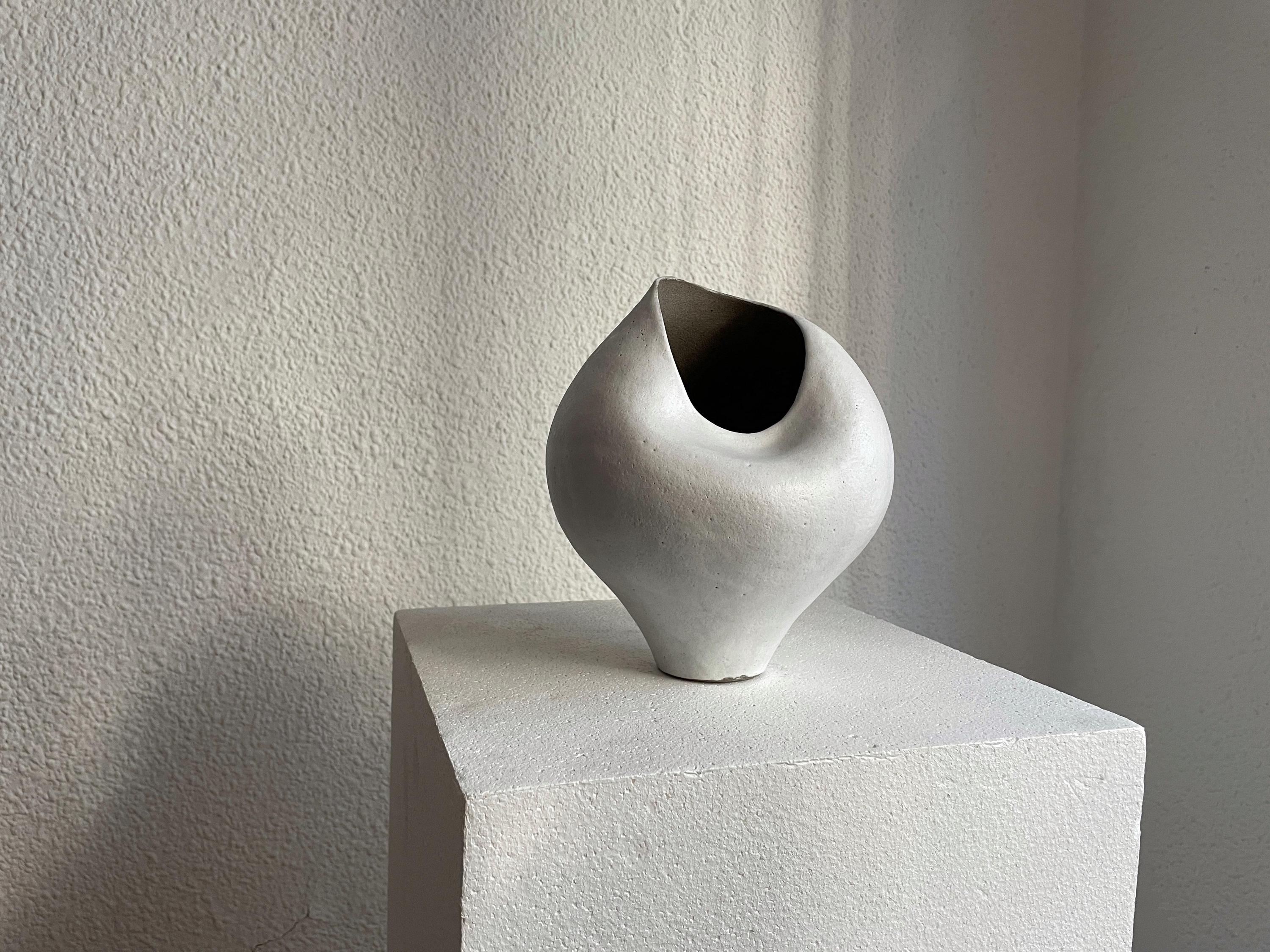 手作りの白いテクスチャーのある陶器の花瓶：モダンアート作品、ホーム