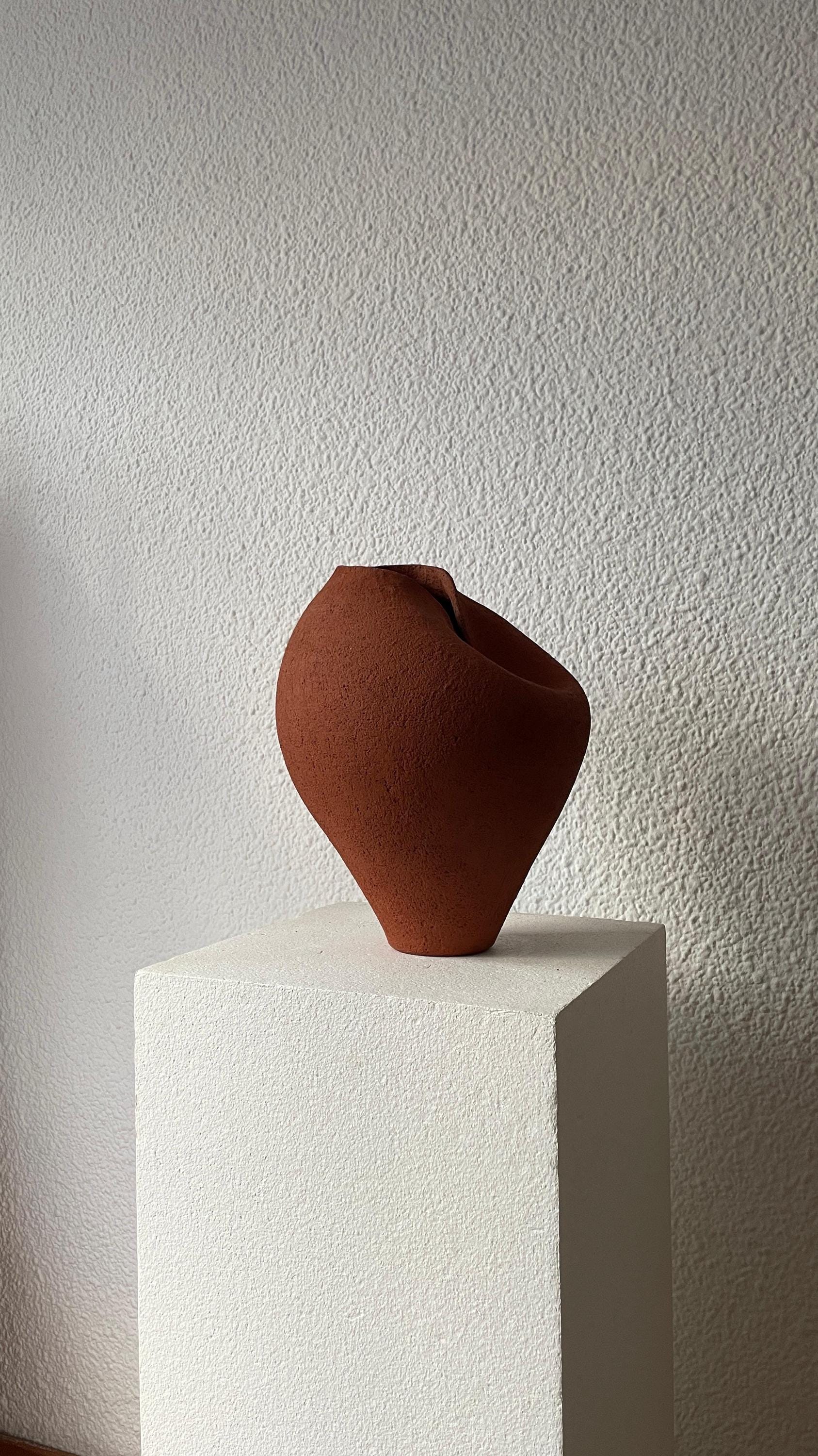 オーガニックレッドセラミック花瓶｜彫刻的なアート作品、手作りの器