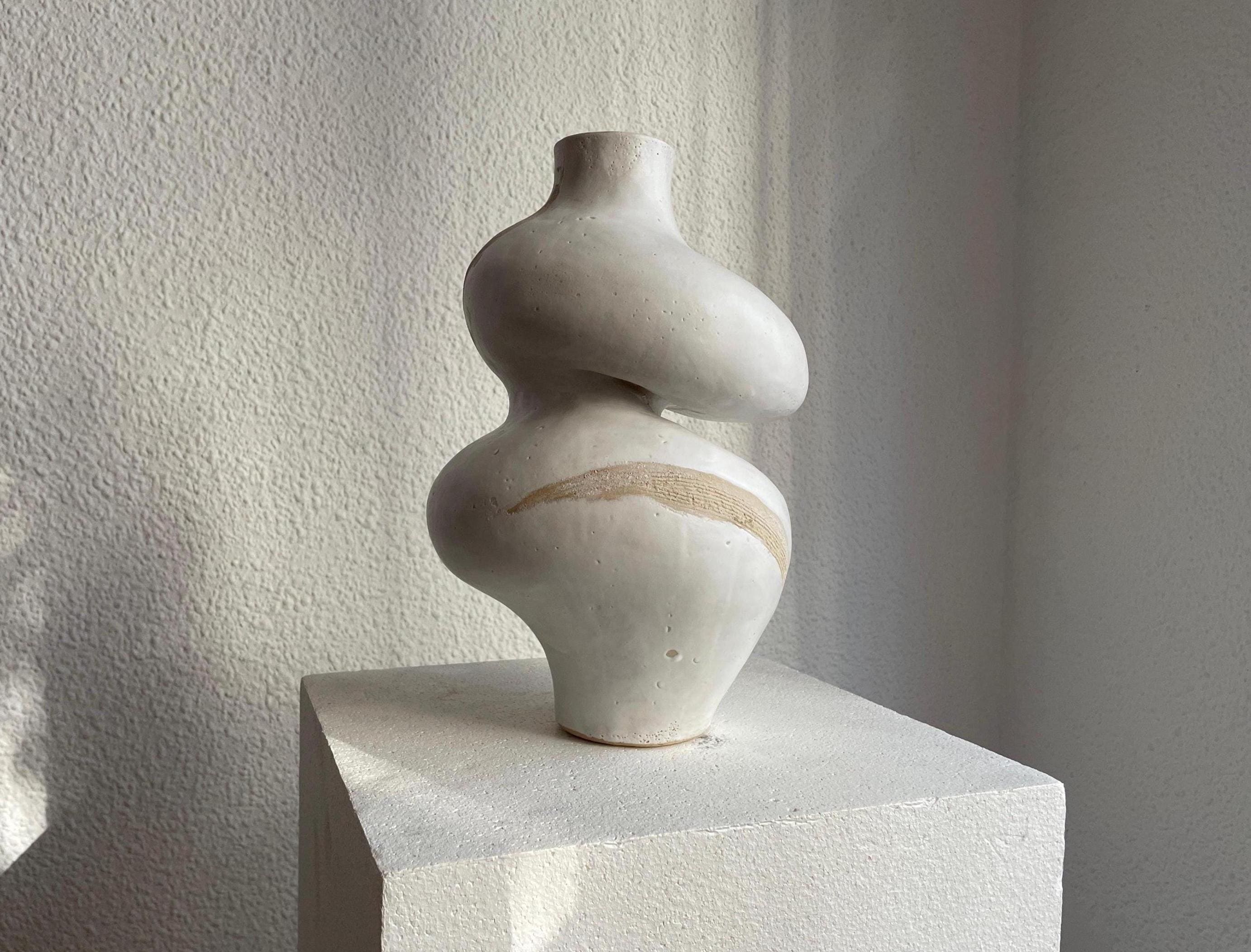 白いテクスチャーのストーンウェア陶器の花瓶：抽象的な北欧風
