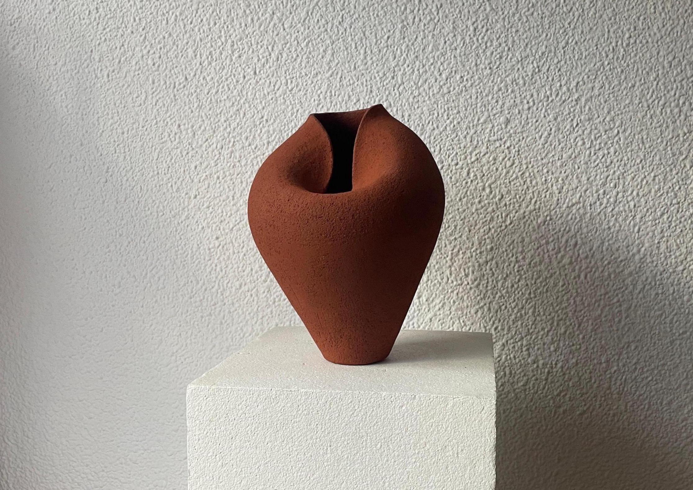 赤い陶器の彫刻花瓶 オーガニックレッドセラミック花瓶｜彫刻的なアート作品、手作りの器