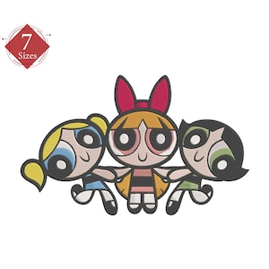 Puede incluir: Parche bordado con las Supernenas. El parche muestra a Pétalo, Burbuja y Cactus en sus trajes característicos. El parche tiene un fondo blanco y un logotipo en forma de diamante rojo y blanco que dice "7 Tallas".
