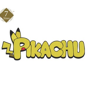 Peut inclure: Texte brodé jaune "PIKACHU" avec des contours noirs, avec les oreilles de Pikachu. Un logo en forme de losange marron et doré avec le chiffre "7" et le mot "Tailles" est dans le coin supérieur gauche. Le design est sur fond blanc.