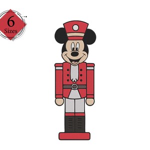 Könnte beinhalten: Ein roter und weißer Mickey Mouse Nussknacker mit schwarzem Hut und schwarzen Schuhen. Der Nussknacker steht auf einem roten Sockel.