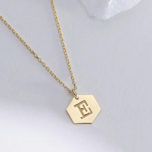 Collar con inicial de oro, collar con letra en cadena, collar grabado personalizado, regalo para mamá, collar con letra personalizable