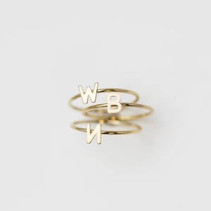 Anillo personalizado, anillo con letra, regalo para el Día de la Madre, anillo chapado en oro de 14 quilates, regalo especial para mujer.