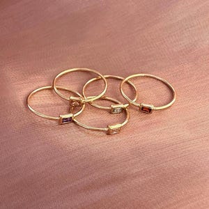 Sierlijke gouden ring - smaragdgroen stokbroodsteen, minimalistische stapelring