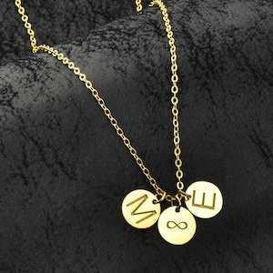 Colgante de disco con letra inicial estampada a mano, collar de múltiples discos personalizado, regalo de joyería para mujeres, collar familiar delicado, regalo para mamá