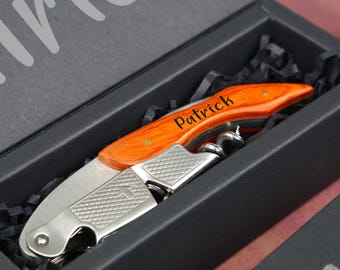 Personalisierter Rotholz Korkenzieher: Personalisiertes Geschenk für den Bräutigam