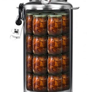 Può includere: Una pentola a pressione in acciaio inossidabile con un timer digitale e due manometri. La pentola è piena di barattoli di vetro di cibo conservato.