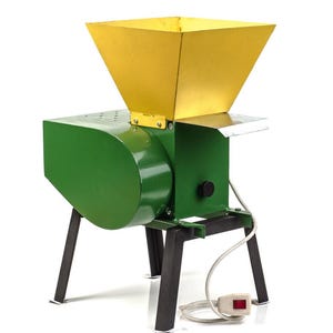 Peut inclure: Un broyeur de nourriture électrique vert avec une trémie jaune et des pieds noirs. Le broyeur est doté d'un cordon et d'une prise.