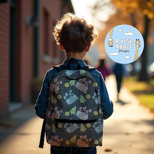 Rot und Blau Züge Rucksack mit Bäumen und Bahnübergang Schildern, Kinder zurück zu Schultasche, Reiserucksack, Geschenk für Zugliebhaber