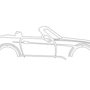 Puede incluir: Dibujo lineal de un coche descapotable de perfil. El coche tiene un perfil bajo, con ruedas visibles y un parabrisas curvado. El diseño es minimalista, con líneas limpias.