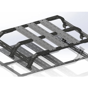 Op de afbeelding: Een zwarte metalen dakdrager met een lattenplatform en vier verticale steunen. De drager is ontworpen om op een voertuig te worden gemonteerd.