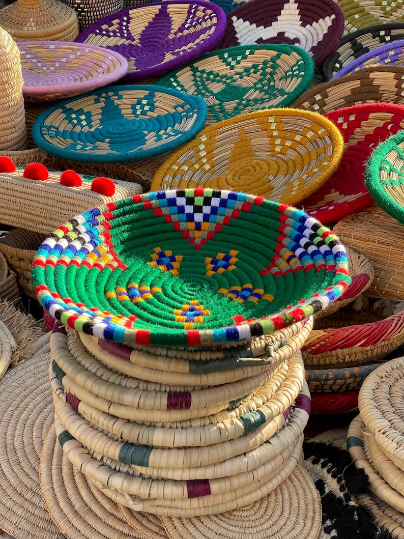 Handwoven Moroccan Basket Tray with Geometric Patterns – 32cm — view 12