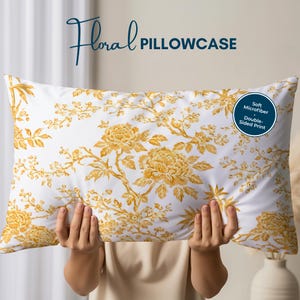 Op de afbeelding: Witte kussensloop met een gele bloemenprint. De tekst "Floral Pillowcase" is zichtbaar. De kussensloop is dubbelzijdig bedrukt en gemaakt van zachte microvezel.