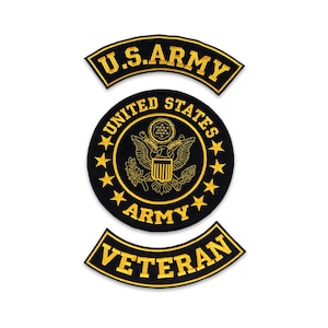 Puede incluir: Tres parches bordados en negro y dorado. El parche superior dice "U.S. ARMY". El parche del medio presenta el sello del ejército de los Estados Unidos con las palabras "UNITED STATES ARMY". El parche inferior dice "VETERAN".