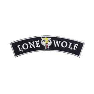 Puede incluir: Parche negro y curvo con texto blanco que dice "LONE WOLF". Una cabeza de lobo gruñendo con acentos amarillos, blancos y rojos está centrada en el parche. El parche tiene un borde blanco.