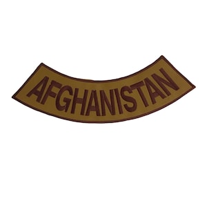 Peut inclure: Un écusson incurvé de couleur beige avec le mot "AFGHANISTAN" brodé en marron foncé. L'écusson a une bordure marron et est posé sur un fond blanc. Le texte est en gras, en police sans-serif.