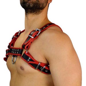 Harnais en cuir véritable pour homme, harnais en cuir de qualité supérieure, harnais de poitrine bouledogue fétiche fabriqué à la main avec passepoil rouge, ajustement réglable.