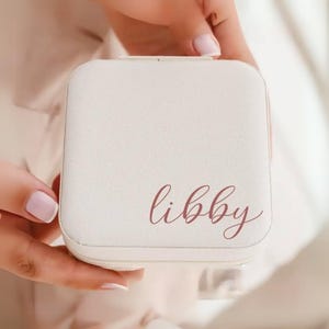 Joyero personalizado para mujer - Estuche de viaje personalizado con nombre - Regalo perfecto para cumpleaños, damas de honor, bodas o San Valentín