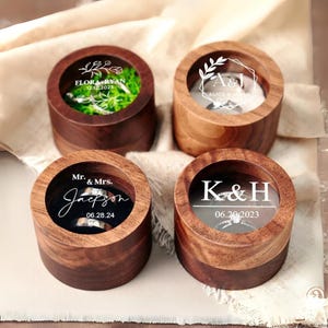 Caja de anillo de madera de nogal personalizada con grabado Caja de compromiso de propuesta de boda redonda con nombre personalizado Regalo de novia para ella