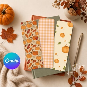 Könnte beinhalten: Drei rechteckige Lesezeichen mit herbstlichen Motiven. Eines zeigt ein Muster aus orangefarbenen Kürbissen und braunen Eicheln, ein weiteres ein hellorangefarbenes Vichy-Karo und das dritte verstreute Kürbisse sowie kleine grüne und gelbe Blätter.