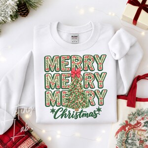 メリークリスマスPNG、クリスマスツリーパッチワークデザイン、赤いギンガムリボン付き花柄文字、フェイク刺繍デジタルダウンロード