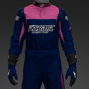 Puede incluir: Mono de karting azul y rosa con el texto "KOSMIC RACING KART" en el pecho. El mono tiene detalles negros en los hombros y antebrazos, con guantes a juego. Cuello alto y mangas largas.