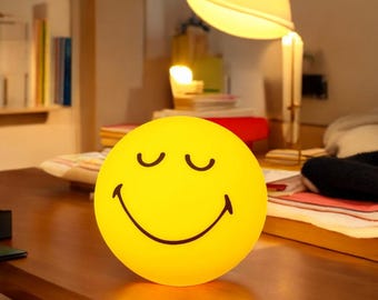 Lámpara esférica Wink: luz ambiental con sonrisa, 23 cm (9,06 pulgadas), recargable por USB o enchufable, luz nocturna regulable para decoración del hogar.
