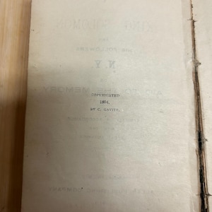 Puede incluir: P&aacute;ginas abiertas de un libro con texto. El t&iacute;tulo dice "King Solomon and His Followers". Con derechos de autor de 1804 por C. Gavitt. Las p&aacute;ginas est&aacute;n envejecidas con un color marr&oacute;n claro, y la encuadernaci&oacute;n es visible a la derecha.