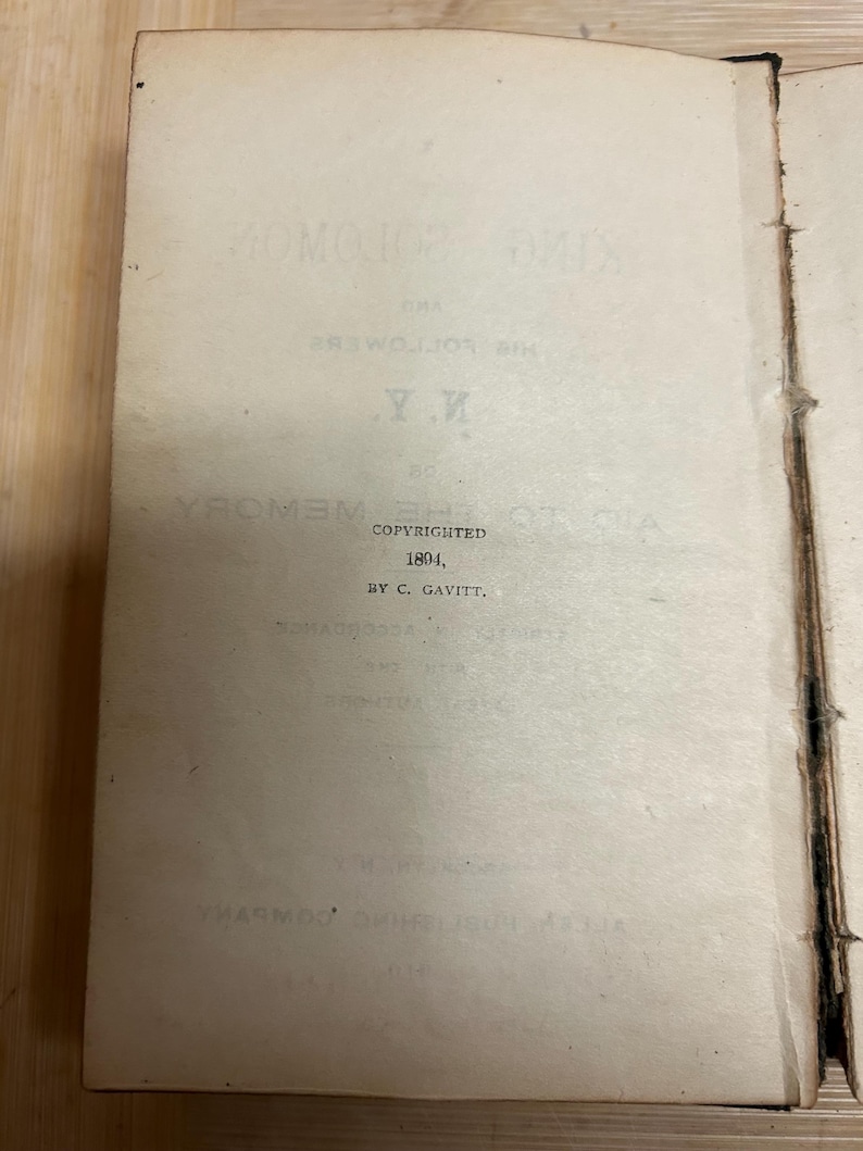Puede incluir: P&aacute;ginas abiertas de un libro con texto. El t&iacute;tulo dice "King Solomon and His Followers". Con derechos de autor de 1804 por C. Gavitt. Las p&aacute;ginas est&aacute;n envejecidas con un color marr&oacute;n claro, y la encuadernaci&oacute;n es visible a la derecha.