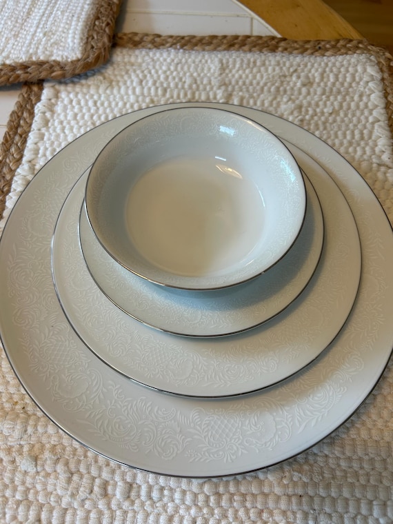 Vintage servies met witte bloemen en bloemen in reliëf – serviezen met zilveren rand – 4 borden en schalen met zijborden