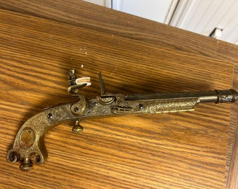 Réplica de pistola de chispa decorativa vintage – Pistola pirata de metal grabada y ornamentada – Decoración de pared de estilo colonial