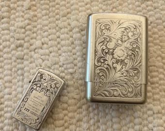 Juego de caja de cerillas y encendedor de metal grabado vintage – Estuches de bolsillo con detalles florales – Artículos para fumadores de mediados de siglo