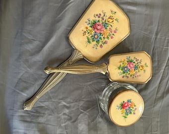 Juego de tocador floral vintage: espejo de mano, cepillo para el cabello y tarro de polvos. Juego de tocador de mediados de siglo con diseño de estilo petit point.