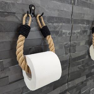 Porta carta igienica ecologico in corda di juta con accenti neri e gancio in metallo: elegante e pratico