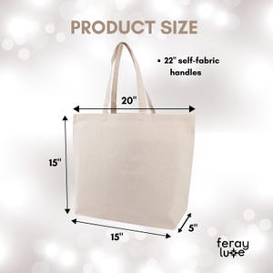 Puede incluir: Una bolsa de tela beige con asas de 20 pulgadas de largo y una base de 15 pulgadas por 5 pulgadas. La bolsa est&aacute; hecha de tela natural y tiene una abertura de 15 pulgadas por 15 pulgadas.