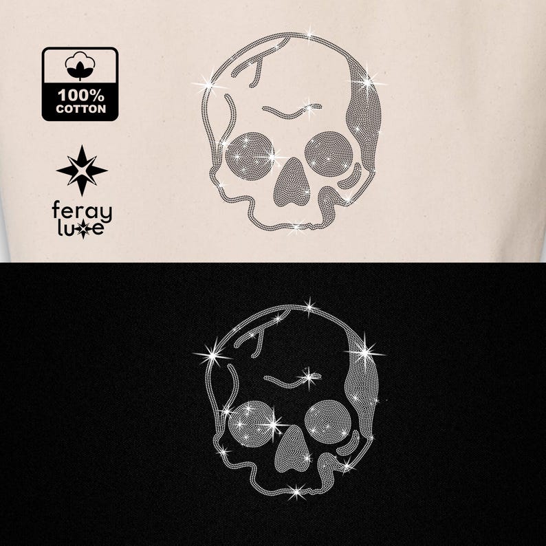 Puede incluir: Una camiseta blanca con un dise&ntilde;o de calavera de strass. La calavera est&aacute; bordeada de plata y tiene un fondo negro. El texto "feray luxe" est&aacute; impreso debajo de la calavera.