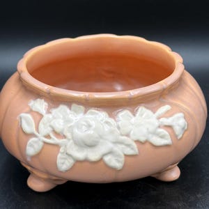 Vaso de cerâmica Weller com três pés e estampa de rosa em camafeu rosa